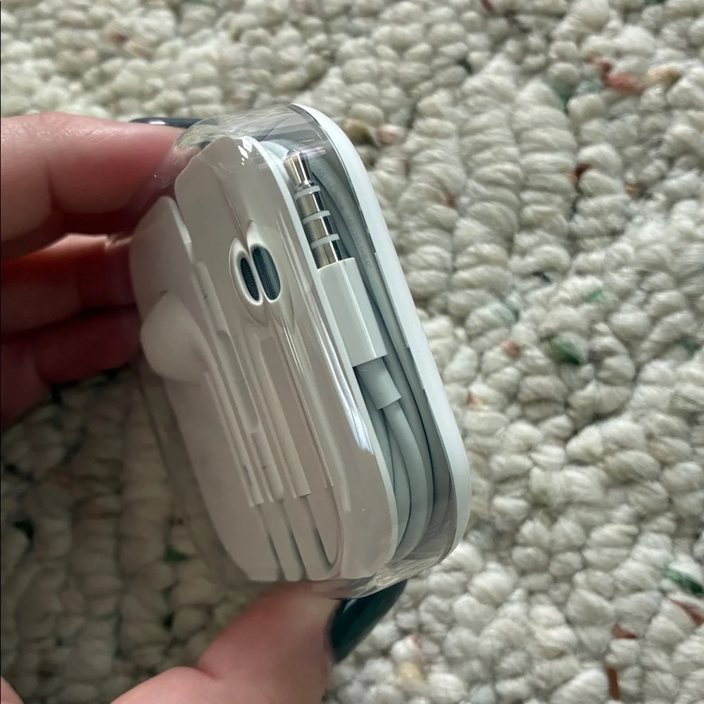 NWT Apple White Wired EarPods Headphones with Lightning Connector